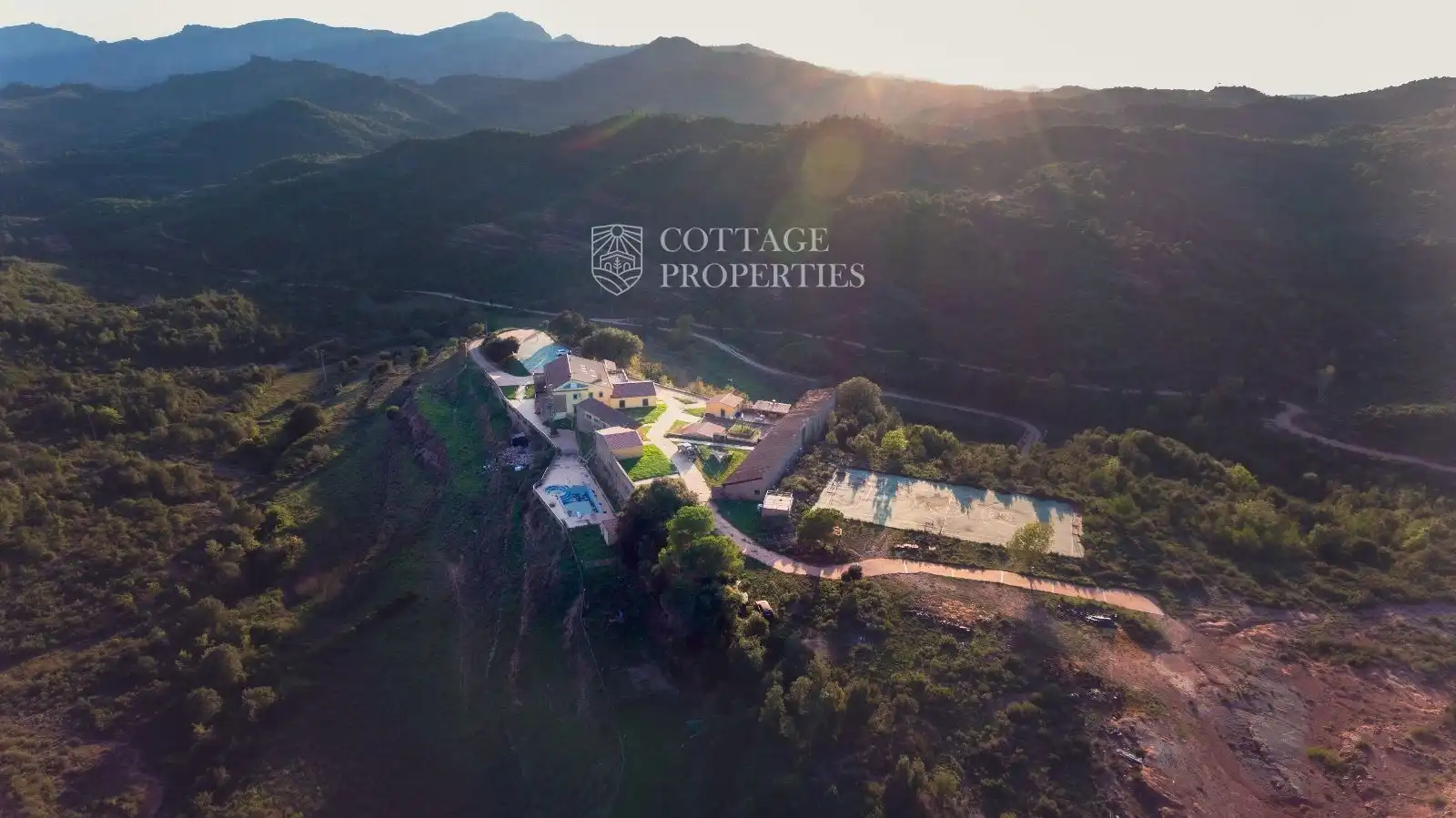 Vista exterior de Finca rústica en venda en Sant Llorenç Savall amb Calefacció i Piscina