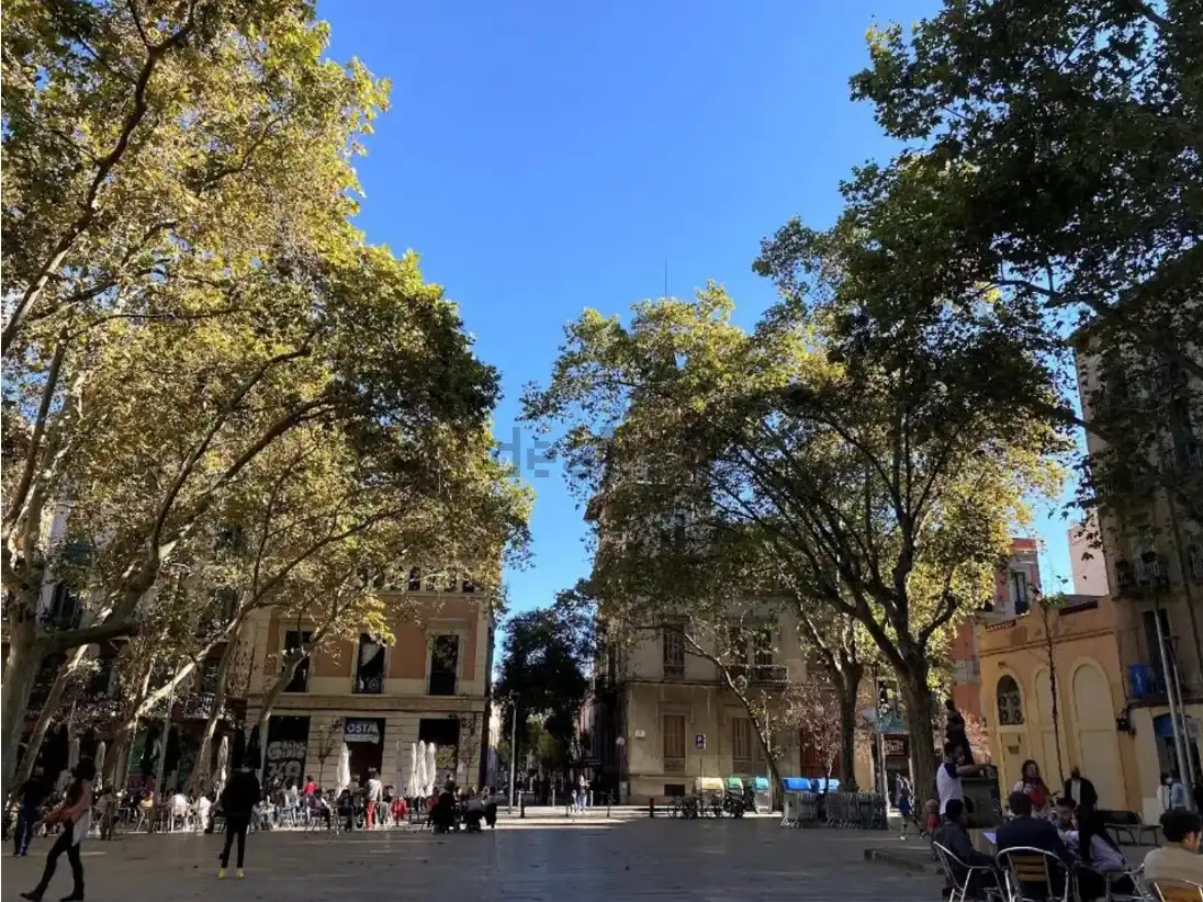 Vista exterior de Edifici en venda en Barcelona