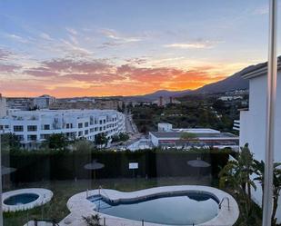 Vista exterior de Apartament en venda en Estepona amb Terrassa, Piscina i Piscina comunitària