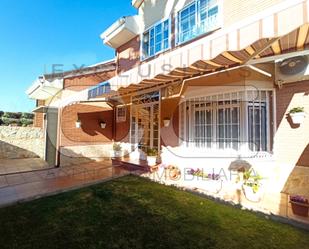 Exterior view of Single-family semi-detached for sale in Griñón  with Air Conditioner, Heating and Private garden