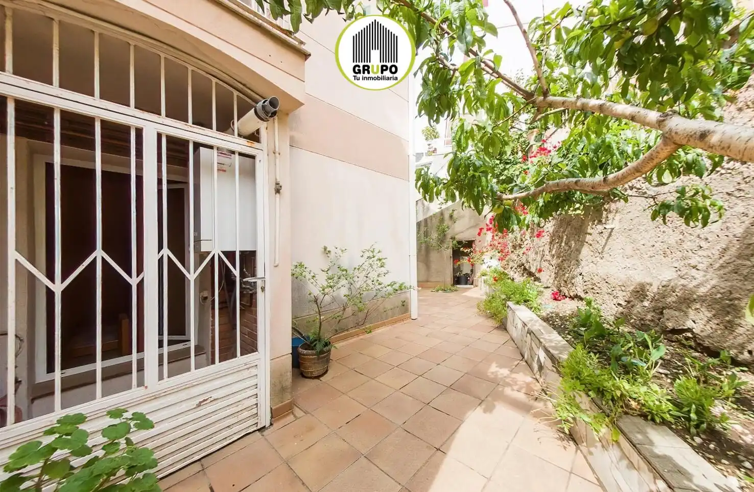 Vista exterior de Casa o xalet en venda en Esplugues de Llobregat amb Calefacció i Jardí privat