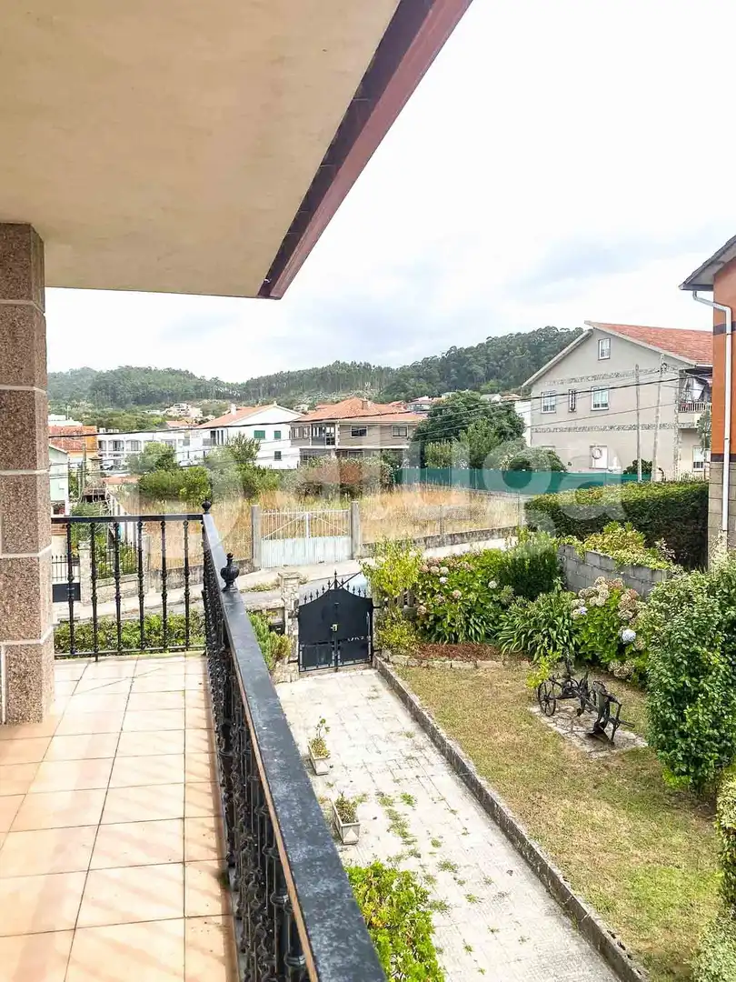 Terrassa de Casa o xalet en venda en Cangas  amb Calefacció, Jardí privat i Terrassa