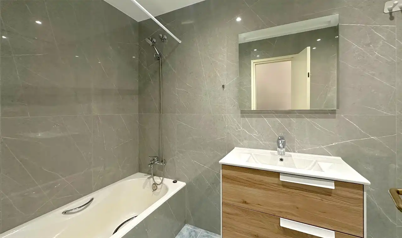 Badezimmer von Wohnung zum Verkauf in Barcelona mit Klimaanlage und Gemeinschaftspool
