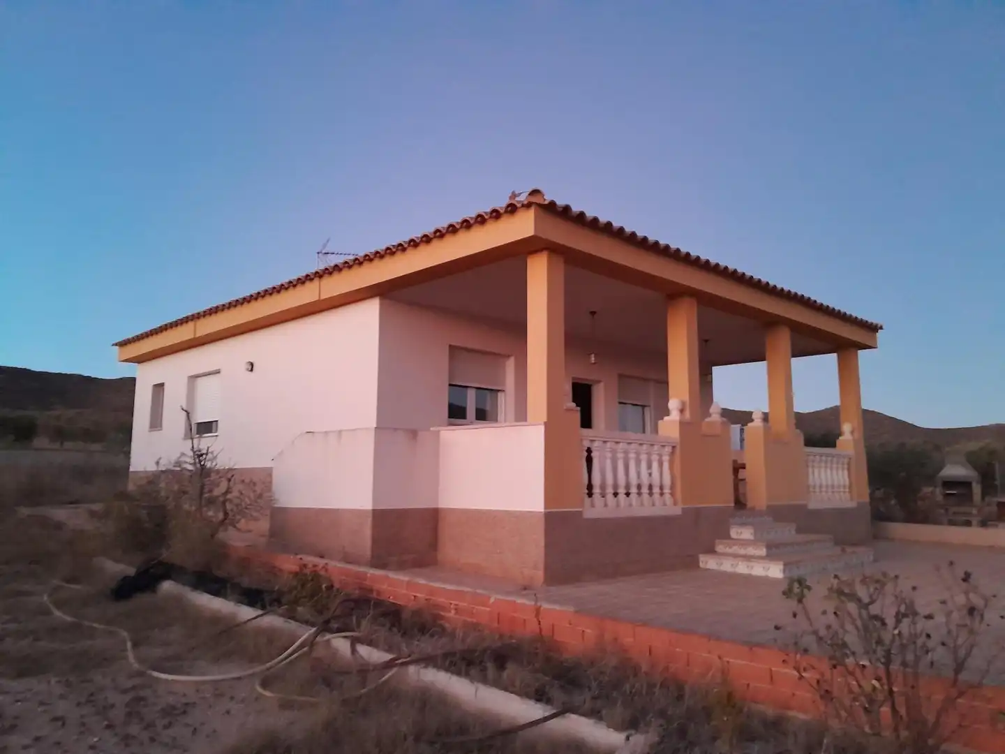 Vista exterior de Casa o xalet en venda en Yecla amb Calefacció, Jardí privat i Moblat