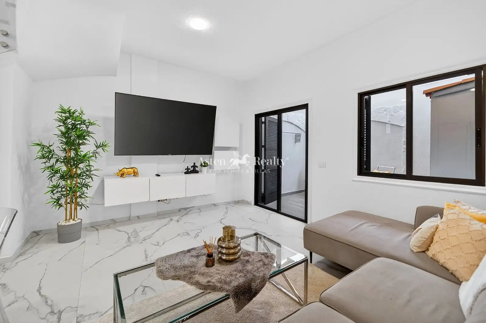Sala de estar de Casa adosada en venta en Arona con Terraza, Piscina y Amueblado