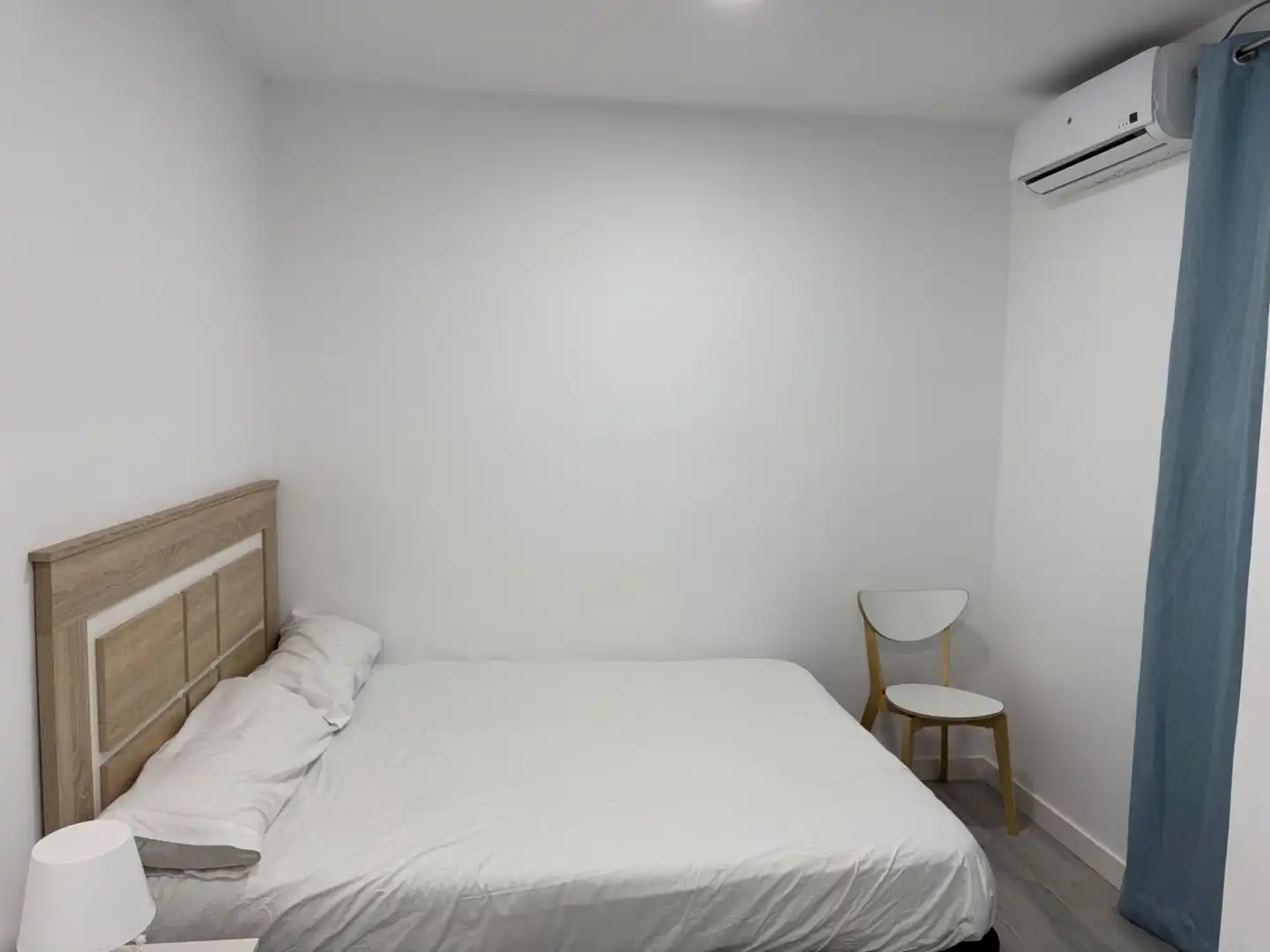 Dormitori de Apartament de lloguer en Madrid amb Aire condicionat, Calefacció i Moblat