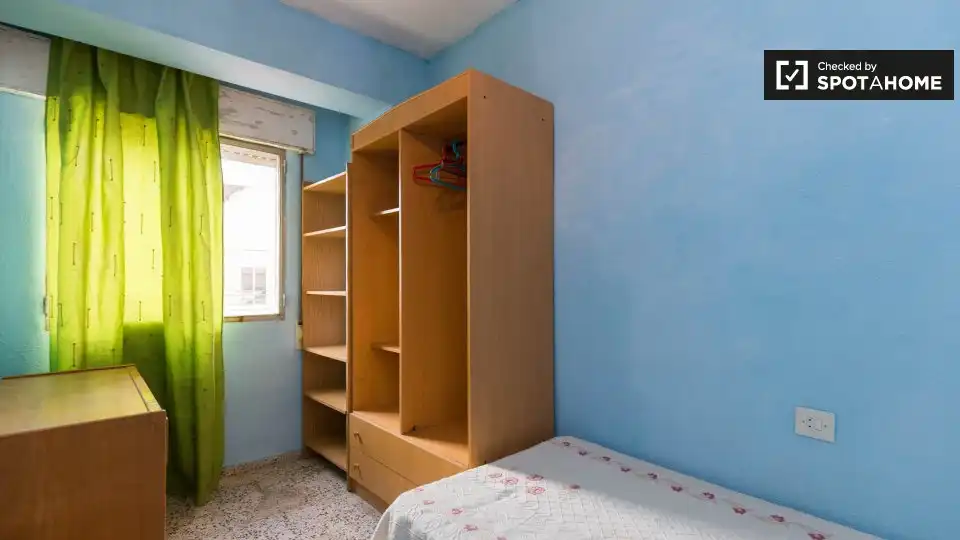 Bedroom of Flat for share in Granada  with Air Conditioner, Heating and Furnished