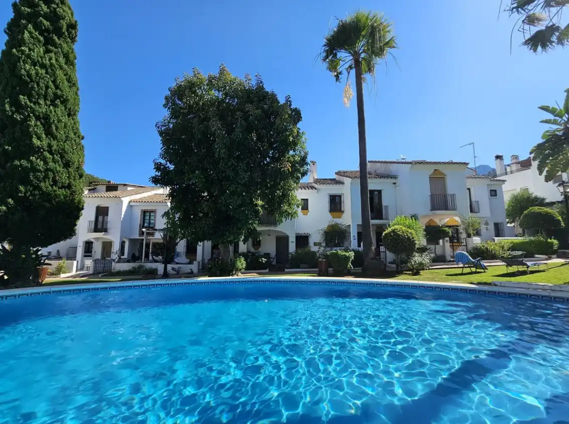 Schwimmbecken von Einfamilien-Reihenhaus zum Verkauf in Benahavís mit Klimaanlage, Heizung und Terrasse