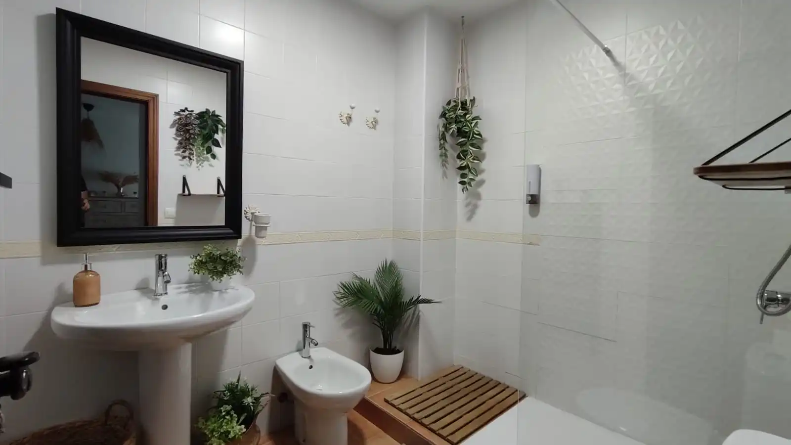 Bany de Apartament en venda en El Bosque amb Aire condicionat, Jardí privat i Moblat