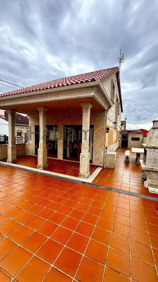 Vista exterior de Casa o chalet en venta en Vilagarcía de Arousa con Calefacción, Jardín privado y Terraza