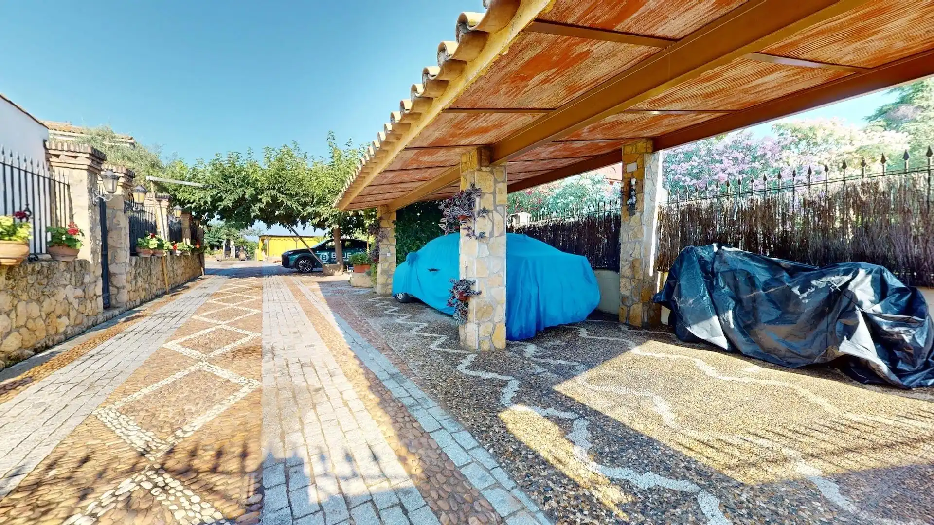 Aparcament de Casa o xalet en venda en Córdoba amb Aire condicionat, Calefacció i Jardí privat