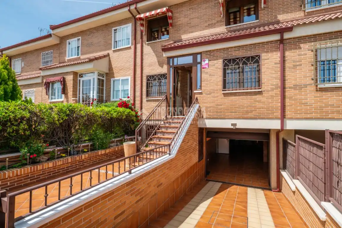 Vista exterior de Casa adosada en venda en Arroyomolinos (Madrid) amb Aire condicionat, Calefacció i Jardí privat