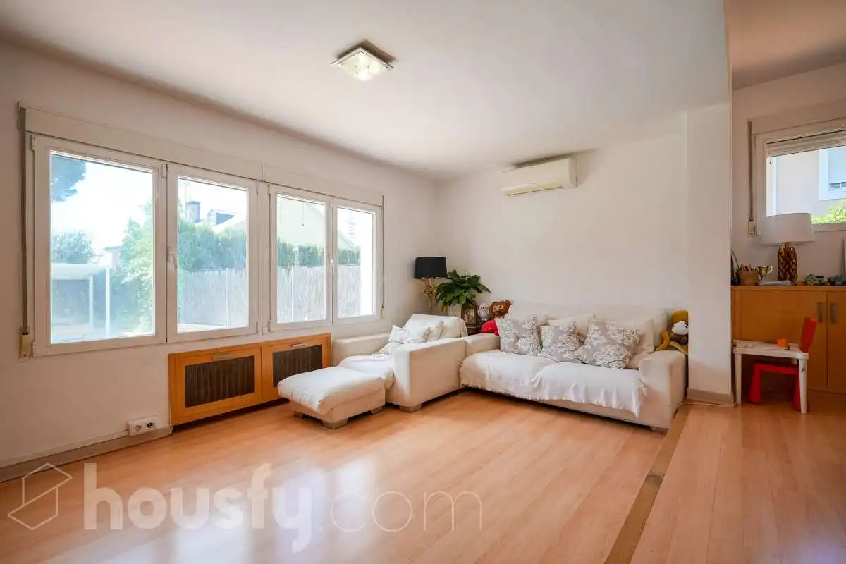 Sala d'estar de Casa o xalet en venda en Pozuelo de Alarcón amb Aire condicionat, Calefacció i Jardí privat
