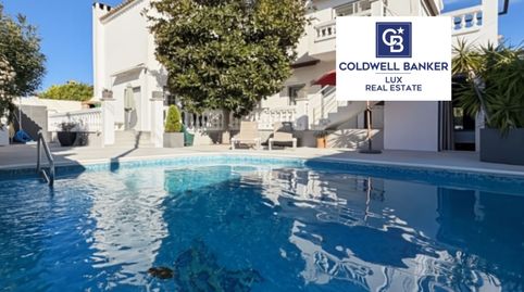 Casa multifuncional situada en una zona tranquila y muy cotizada, con licencia turística, buena orientación norte y sur, y acceso