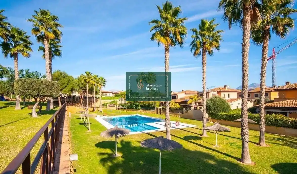Casa pareada con piscina en venta en Carrera Centaure