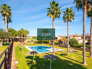 Casa pareada con piscina en venta en Carrera Centaure