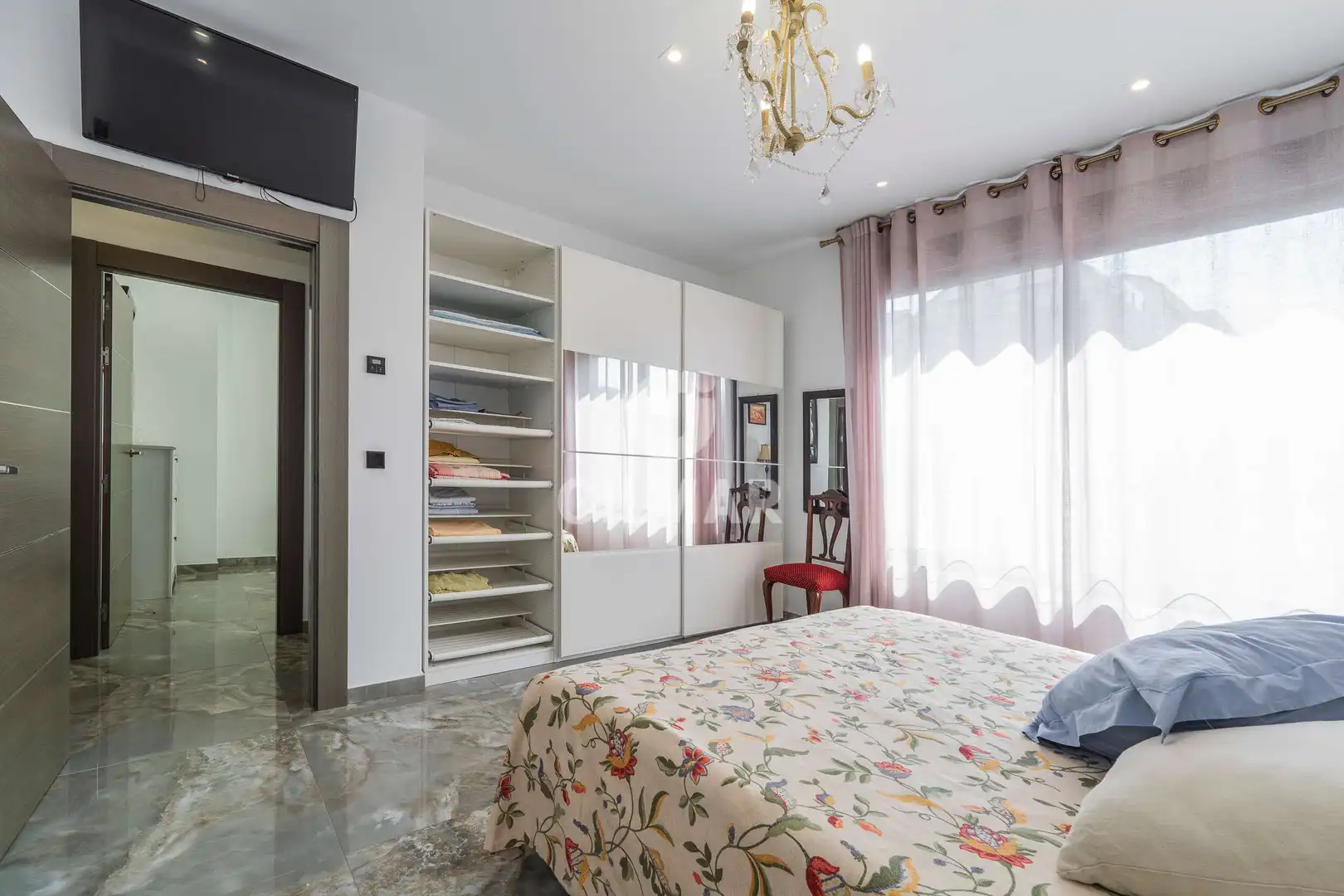 Schlafzimmer von Einfamilien-Reihenhaus zum Verkauf in Pozuelo de Alarcón mit Heizung und Privatgarten