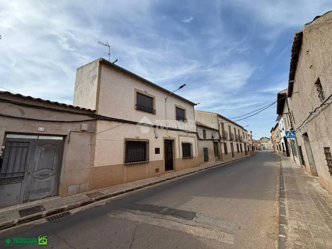 Vista exterior de Casa adosada en venda en Granátula de Calatrava amb Aire condicionat