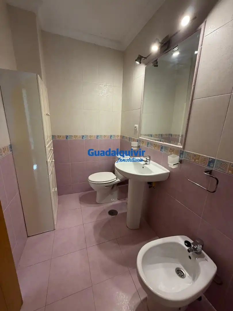 Badezimmer von Wohnung zum Verkauf in Montequinto mit Klimaanlage und Terrasse