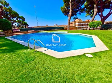 Adosado con piscina en venta en Fenals