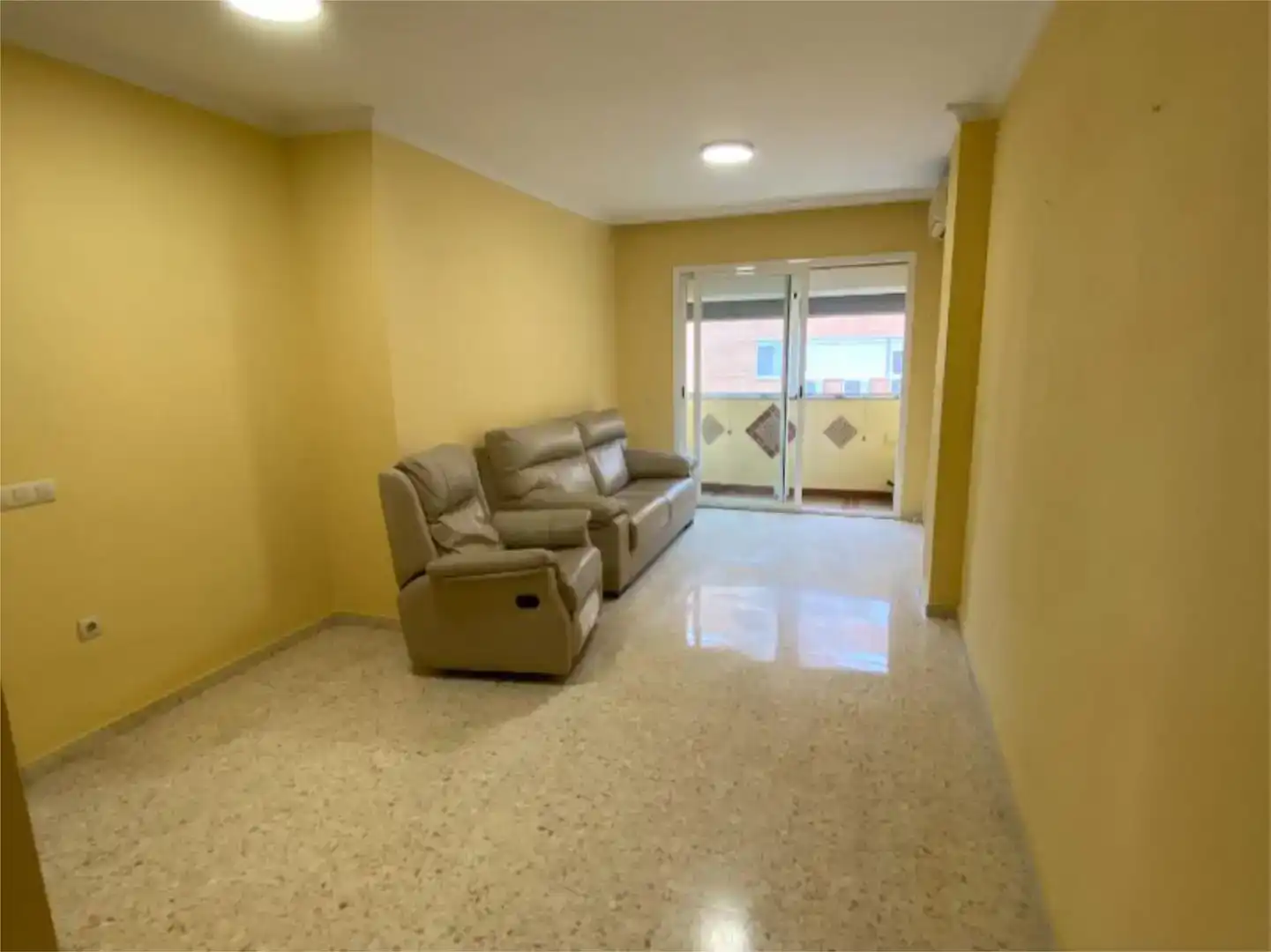 Sala d'estar de Pis en venda en La Rinconada amb Aire condicionat i Balcó