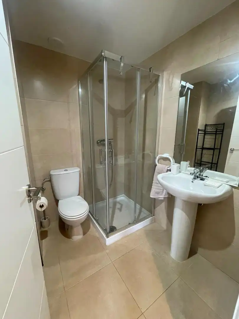 Baño de Ático de alquiler en Alcalá de Henares con Aire acondicionado, Calefacción y Jardín privado