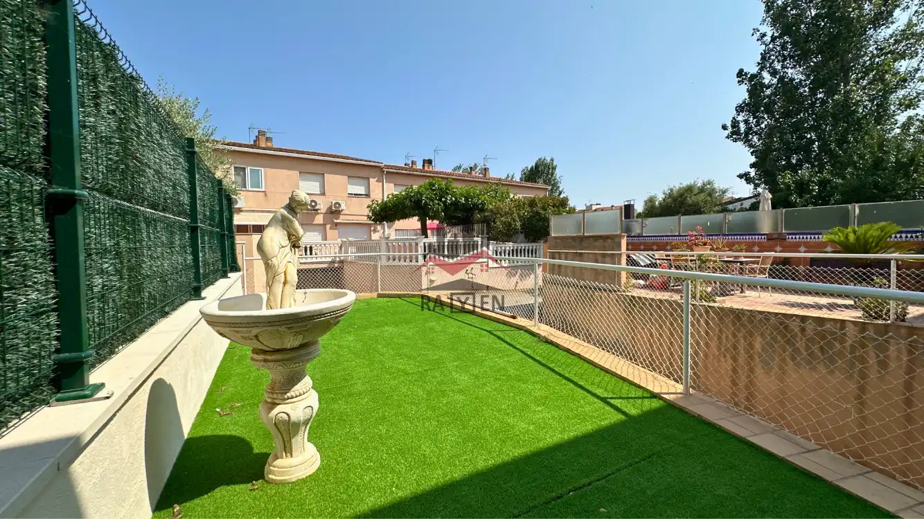 Houses for sale in del Poeta Apel·les Mestres, Poble Nou - Olivar Gran