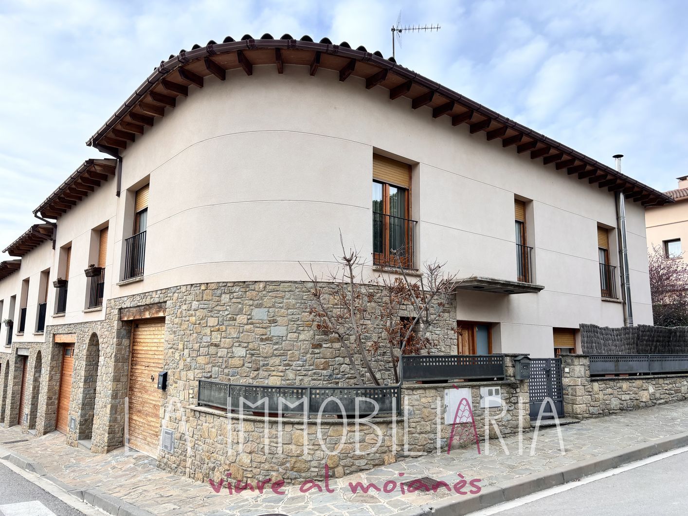 Vista exterior de Casa adosada en venda en Castellcir amb Calefacció i Jardí privat