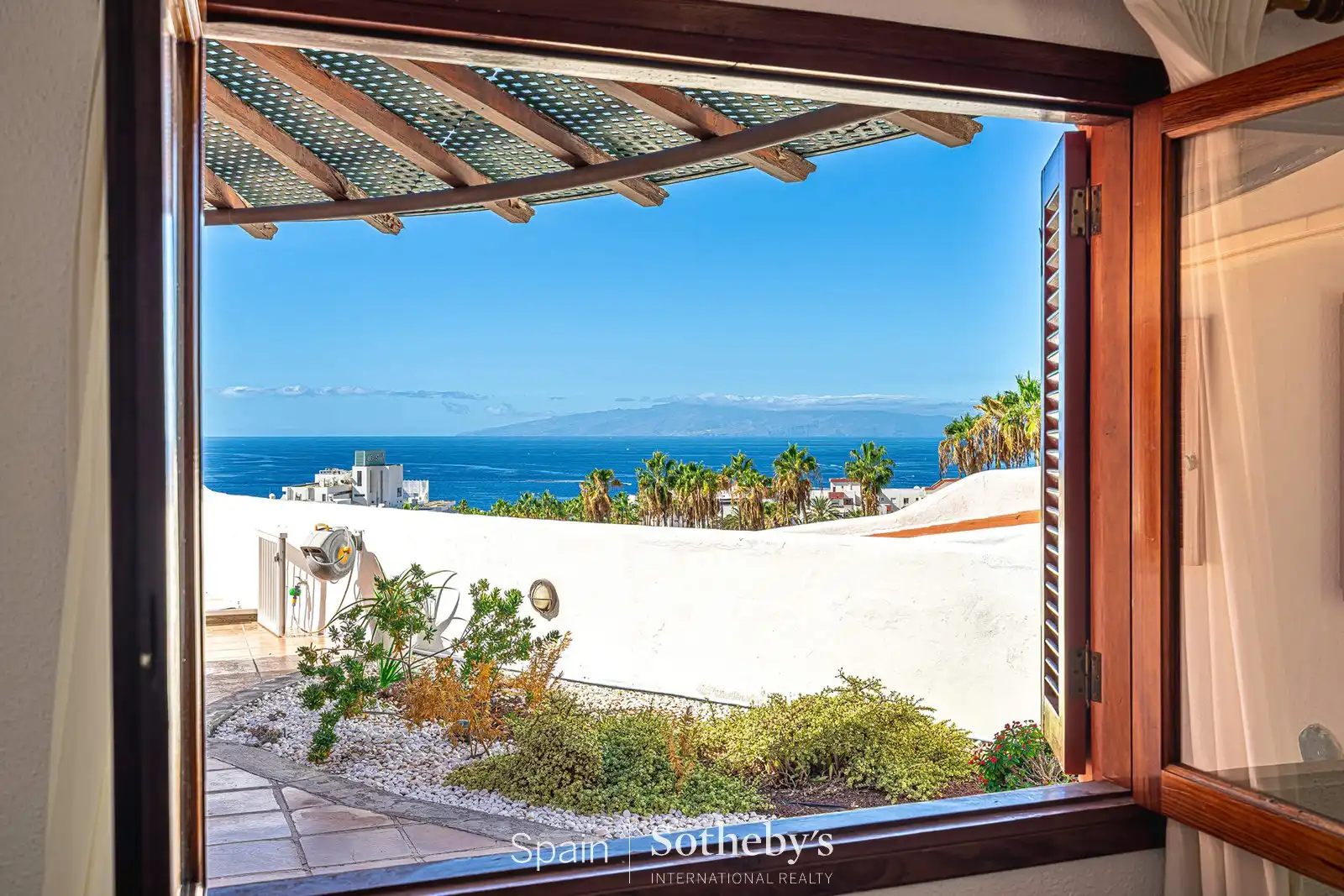 Vista exterior de Casa o xalet en venda en Adeje amb Aire condicionat, Jardí privat i Terrassa