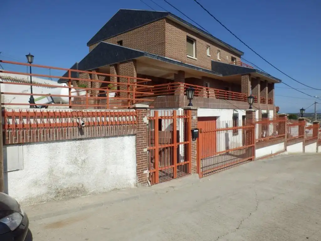 Chalet con piscina en venta en BARRIONUEVO 35