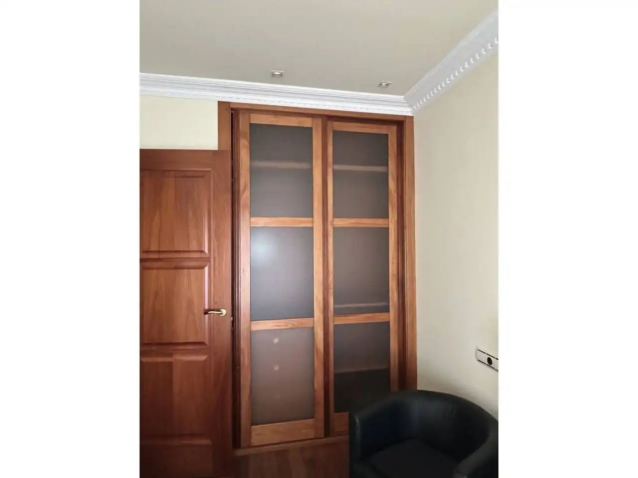 Dormitori de Apartament en venda en Oviedo  amb Calefacció, Parquet i Moblat