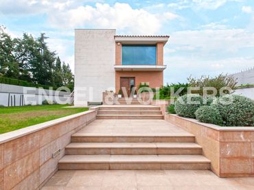 Detached house with pool for sale in Mestral