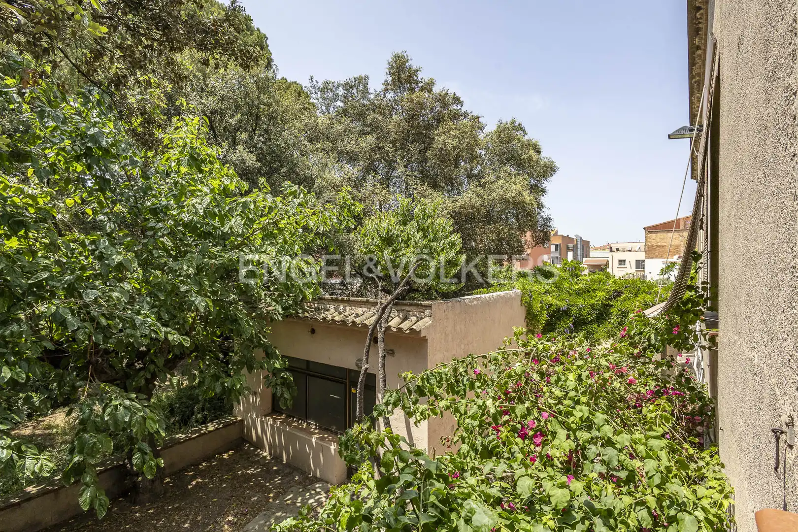 Vista exterior de Edificio en venta en Sant Joan Despí
