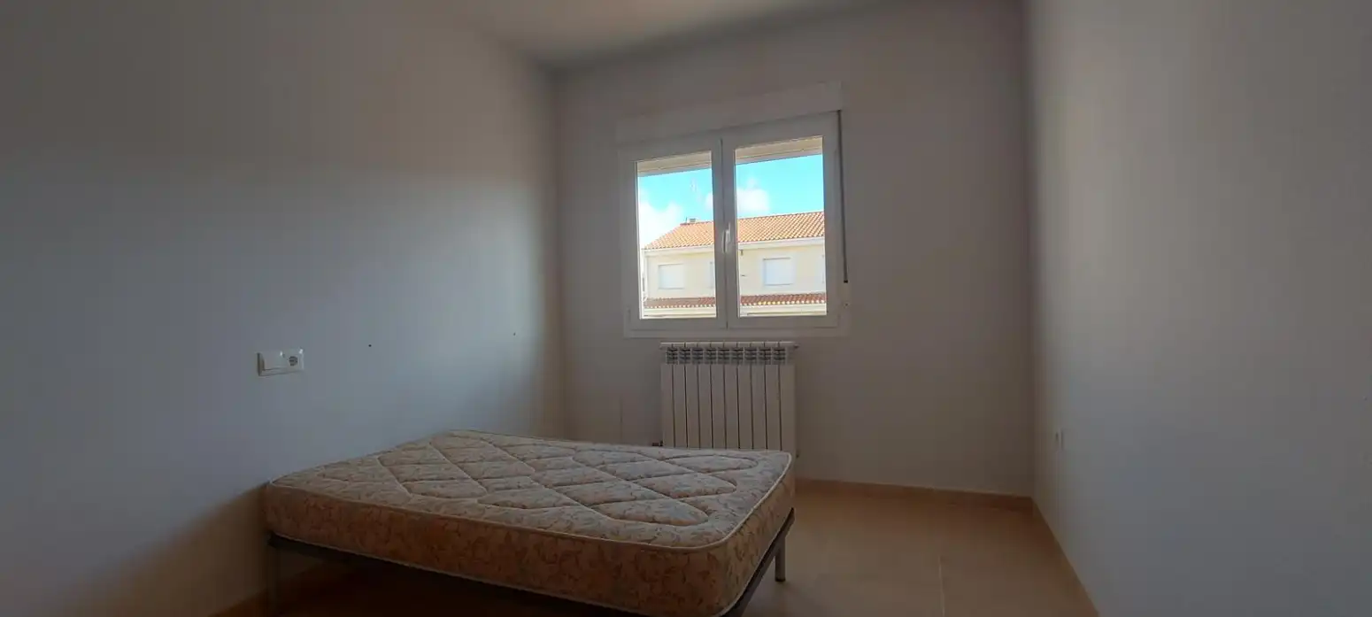Schlafzimmer von Einfamilien-Reihenhaus zum Verkauf in Montalbo mit Heizung, Terrasse und Balkon
