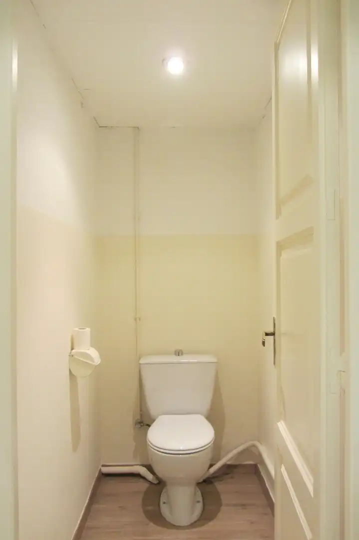Bathroom of Office for rent in Girona  with Air Conditioner and Storage room