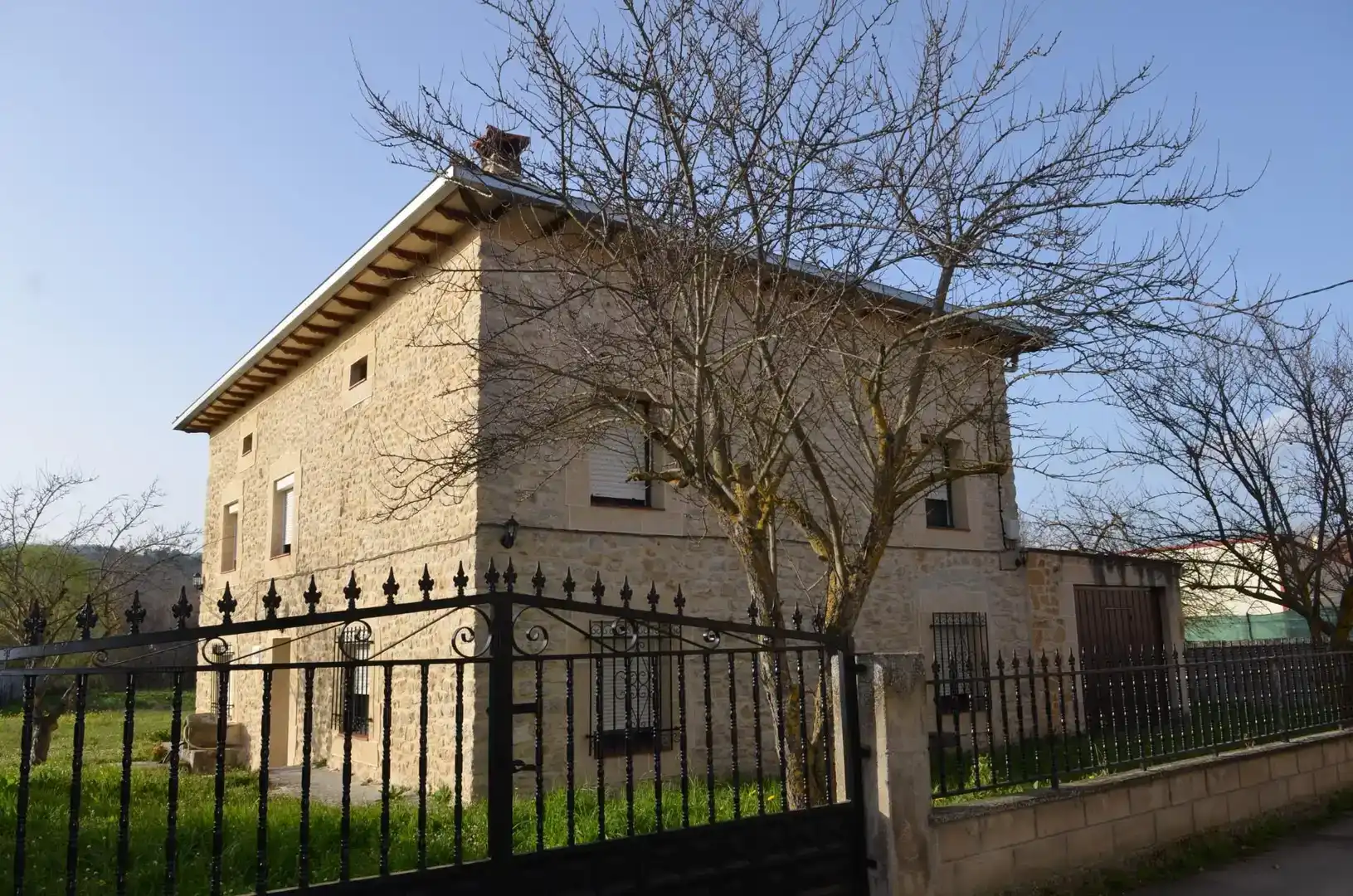 Vista exterior de Finca rústica en venda en Valle de Tobalina amb Jardí privat, Traster i Moblat