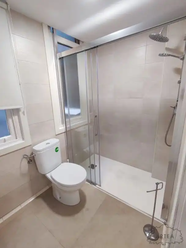 Baño de Piso de alquiler en Bilbao  con Calefacción, Horno y Lavadora
