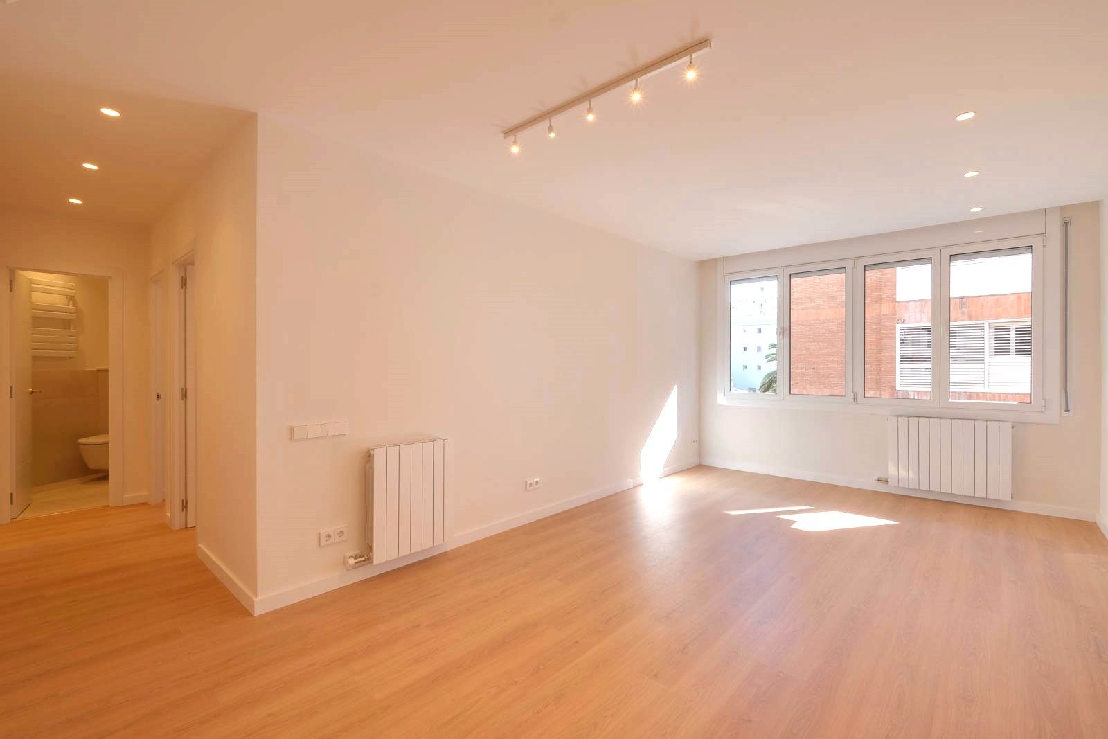 Living room of Flat for sale in  Barcelona Capital  with Air Conditioner, Heating and Parquet flooring