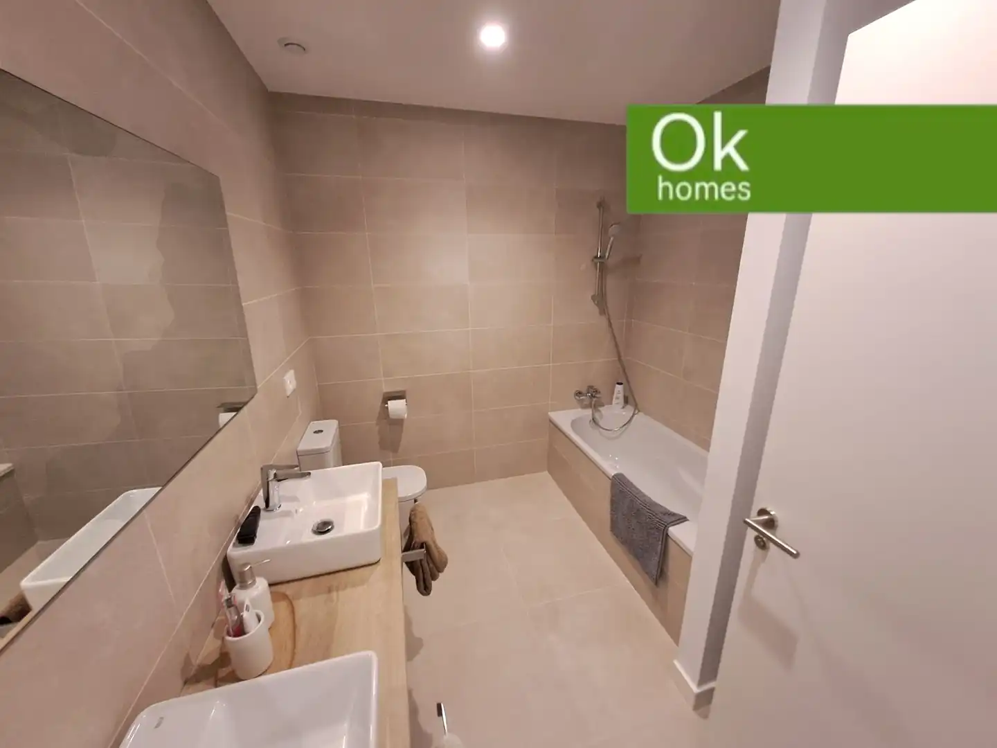 Baño de Casa adosada en venta en Oleiros con Calefacción, Parquet y Terraza