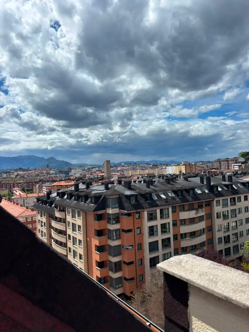 Vista exterior de Àtic de lloguer en Oviedo  amb Calefacció, Parquet i Terrassa