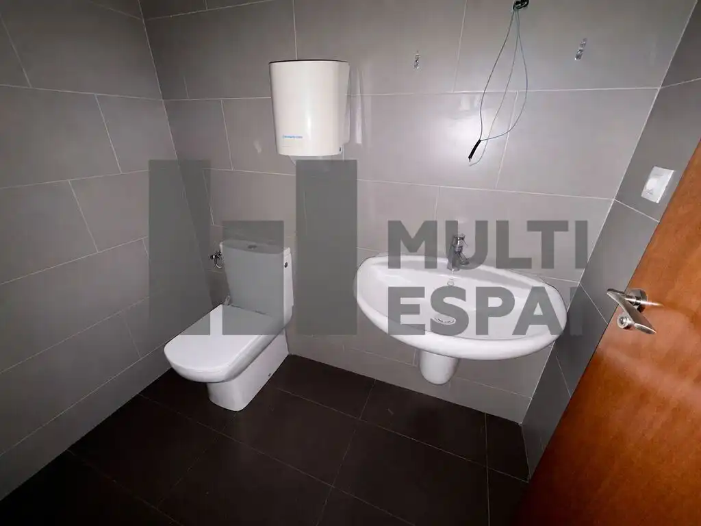 Badezimmer von Büro zur Miete in Barcelona mit Klimaanlage und Terrasse