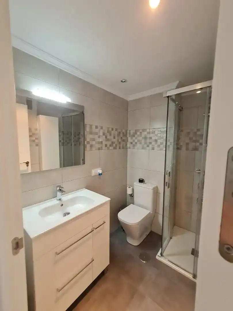 Bathroom of Flat for rent in  Sevilla Capital  with Air Conditioner and Balcony