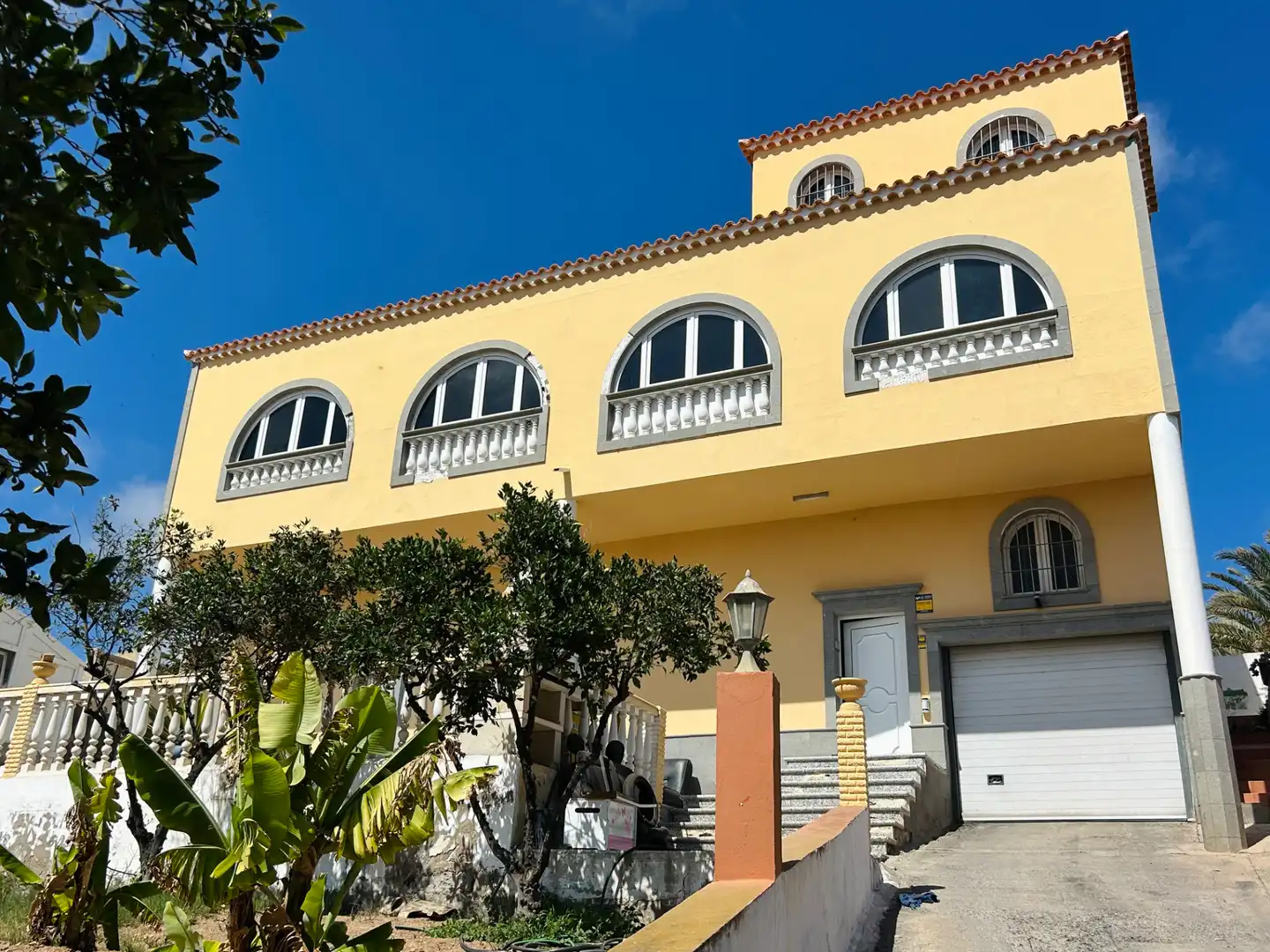 Vista exterior de Casa o xalet en venda en San Bartolomé de Tirajana amb Aire condicionat, Jardí privat i Terrassa