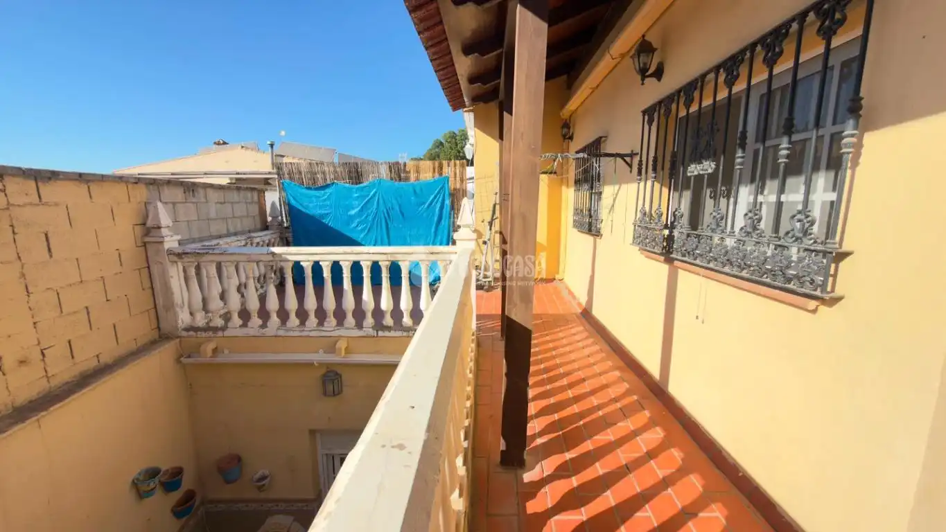 Vista exterior de Casa o xalet en venda en Los Barrios amb Aire condicionat, Calefacció i Terrassa
