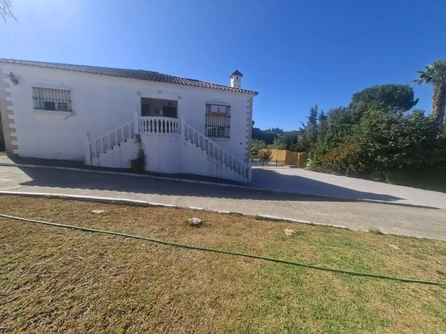 Vista exterior de Casa o xalet en venda en San Roque amb Aire condicionat, Calefacció i Jardí privat