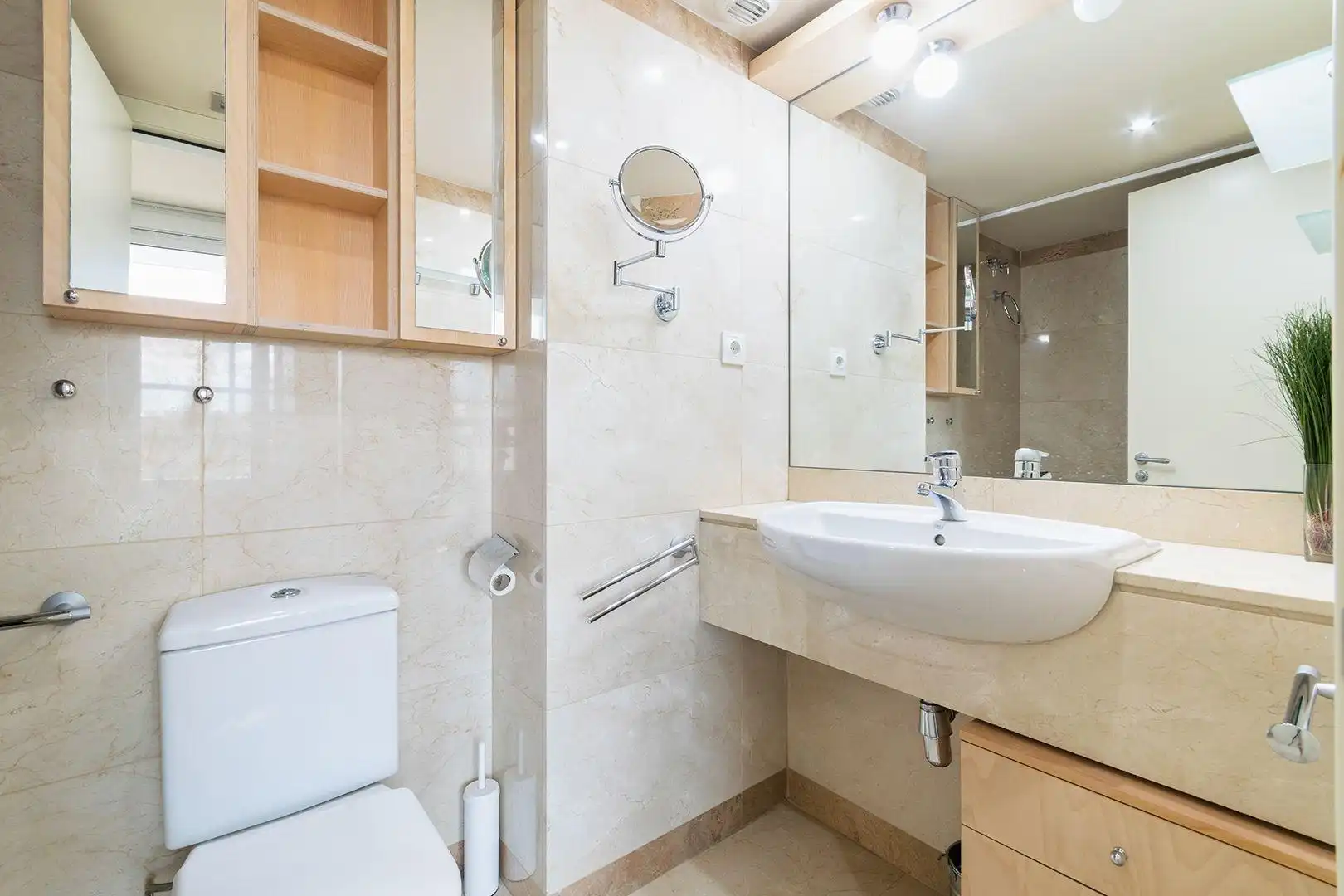 Badezimmer von Maisonette zum Verkauf in Barcelona mit Klimaanlage, Heizung und Privatgarten