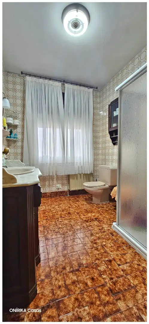 Bathroom of Houses for sale in Sarria  with Heating, Private garden and Parquet flooring