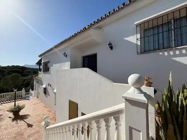 Vista exterior de Casa o xalet en venda en Marbella amb Aire condicionat i Piscina
