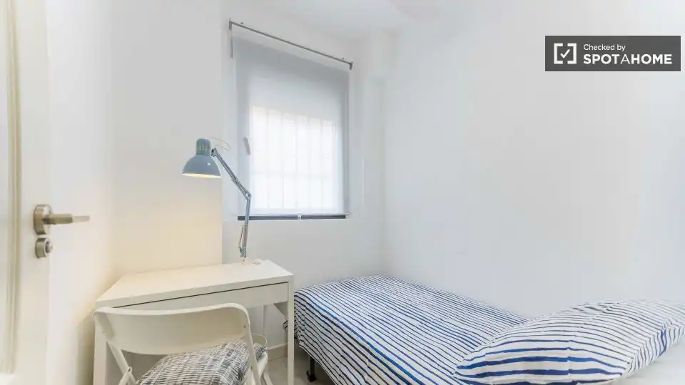 Habitación de Piso de alquiler en Valencia con Aire acondicionado, Calefacción y Amueblado