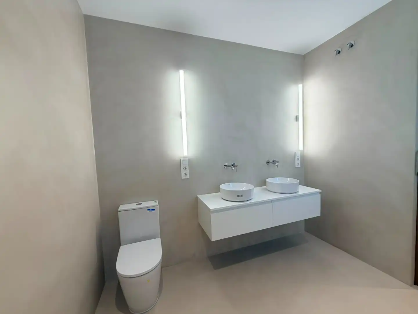 Bathroom of Flat for sale in Madrid  with Air Conditioner, Heating and Balcony